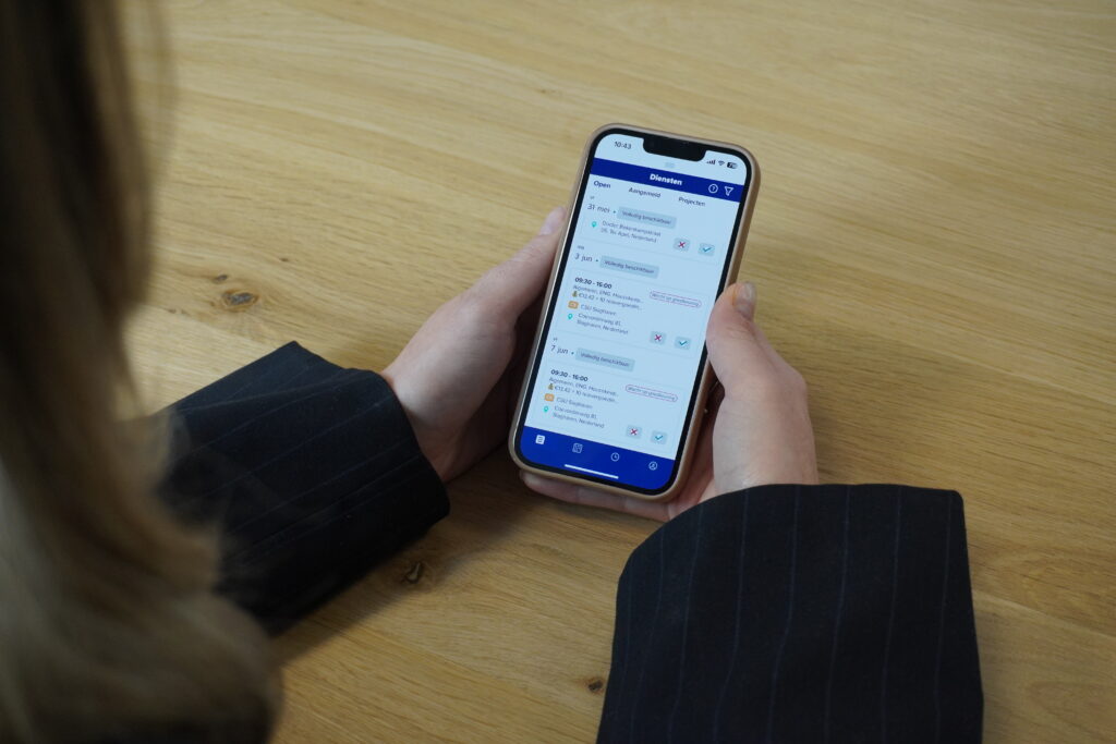 Luna op smartphone clevergig - J&L Uitzenden